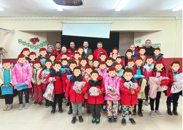 50 ÖĞRENCİYE MONT VE KAZAK HEDİYE